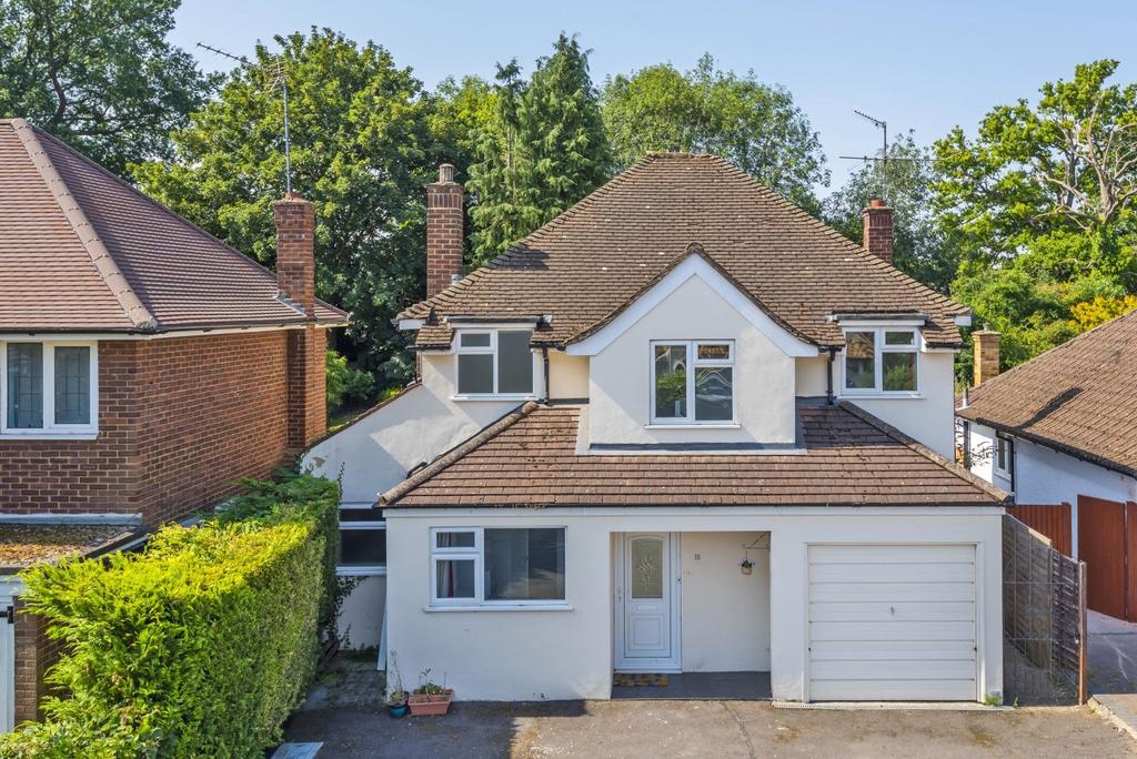 Turnoak Avenue, Woking, Surrey, GU22 4 bed detached house £2,500 pcm