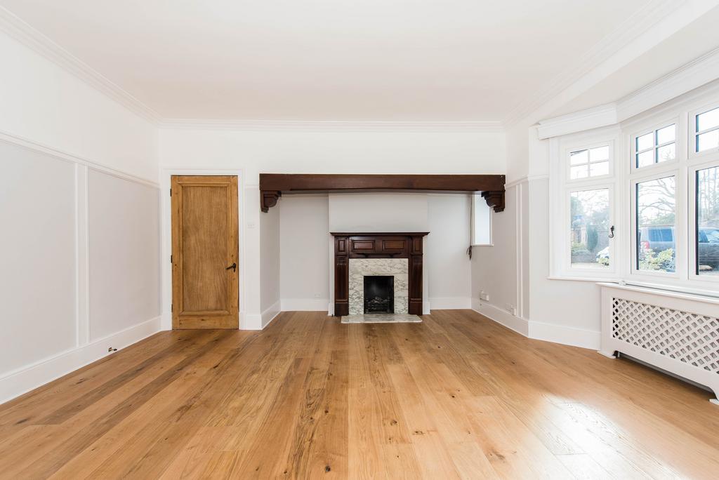Claremont Lane, Esher, Surrey, KT10 2 bed apartment £2,100 pcm (£485 pw)