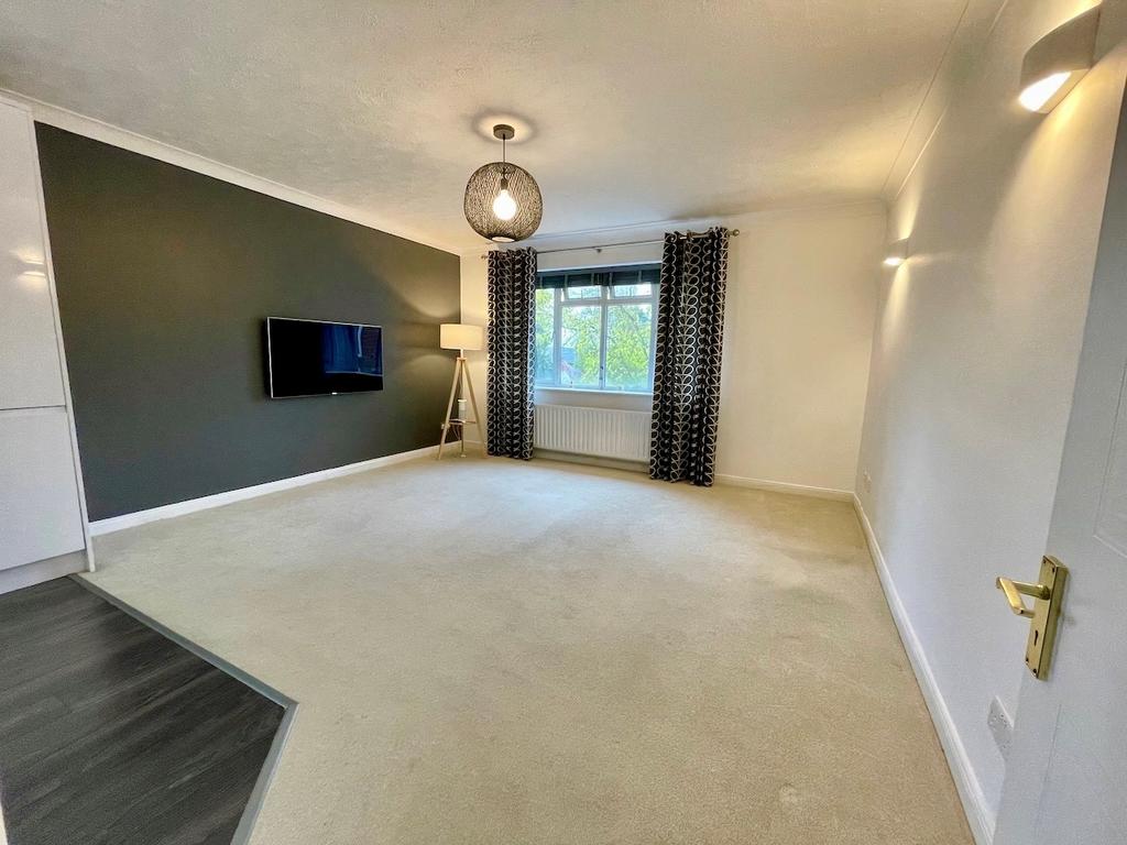 Albany Crescent, Claygate, Esher, Surrey, KT10 2 bed apartment £1,600