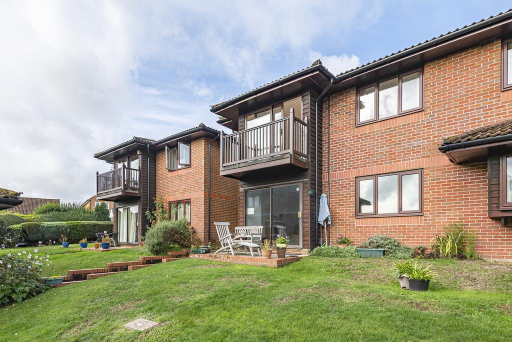 Bricksbury Hill, Farnham, Surrey, GU9 1 bed apartment for sale £160,000