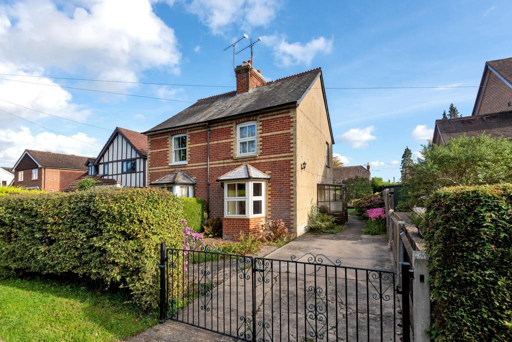 Broadwell Road, Wrecclesham, Farnham... 2 bed semidetached house £