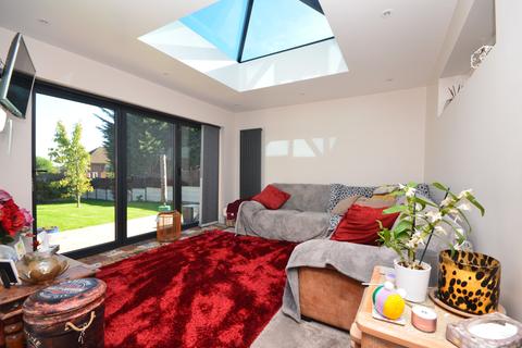 16 Brooklands Road, Farnham, GU9 9BP