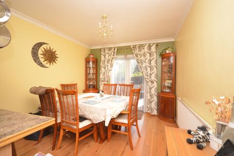 16 Brooklands Road, Farnham, GU9 9BP