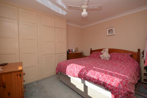 16 Brooklands Road, Farnham, GU9 9BP