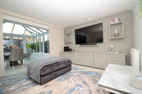 3 bedroom semi-detached house for sale - Grove Close, Wrecclesham, Farnham, Surrey, GU10