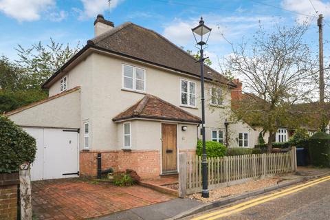 4 bedroom detached house to rent, Long Garden Walk, Farnham, Surrey, GU9