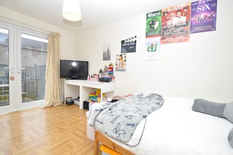 15 Park Barn Drive, Guildford, GU2 8EP