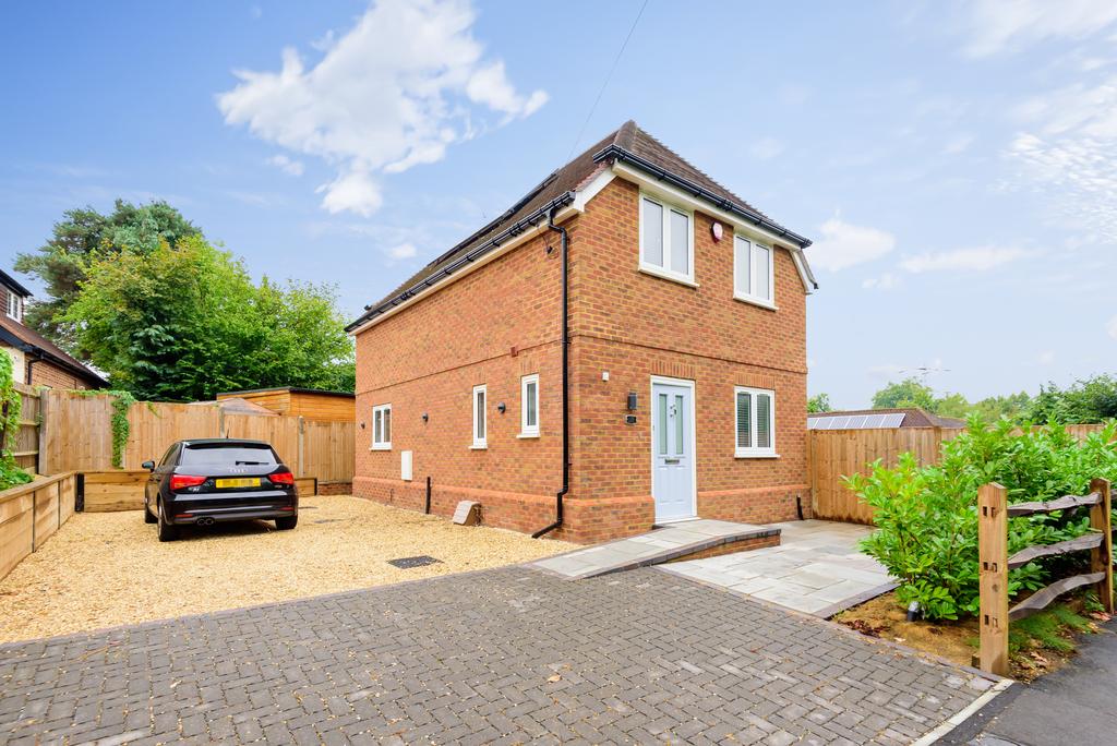 Merrow Lane, Guildford, Surrey, GU4 3 bed detached house £675,000