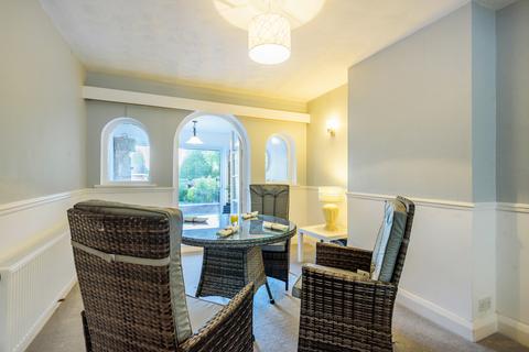 21 Manor Crescent, Guildford, GU2 9NF