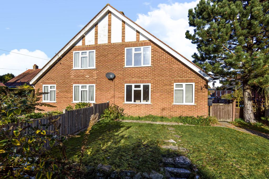 Heathfield Gardens, Midhurst, West Sussex, GU29 2 bed semidetached