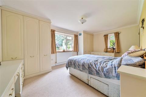 12 Chappell Close, Liphook, GU30 7BL