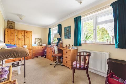 12 Chappell Close, Liphook, GU30 7BL