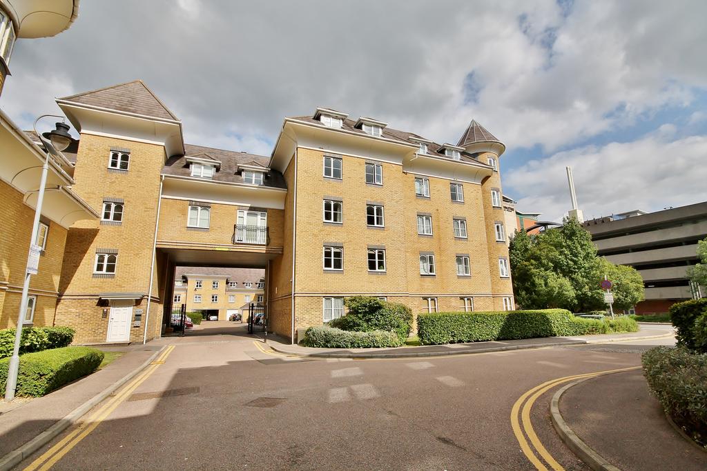 Century Court, Woking, Surrey, GU21 2 bed penthouse £285,000