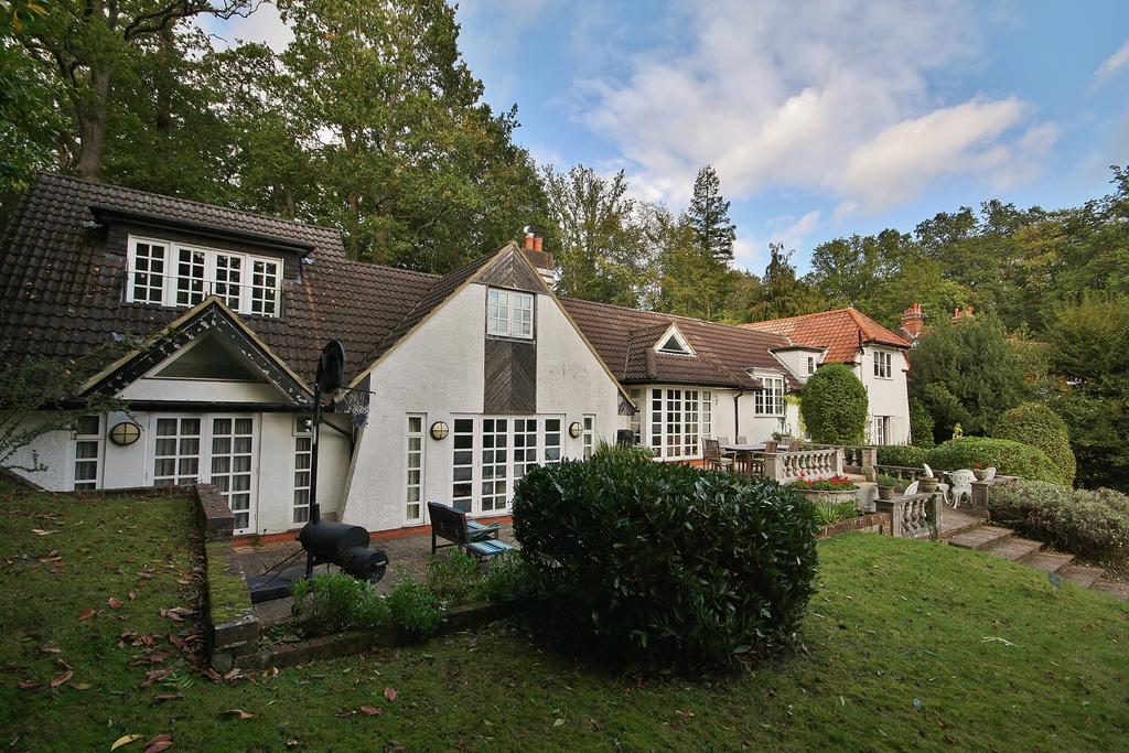Hook Heath Road, Hook Heath, Woking, Surrey, GU22 6 bed detached house