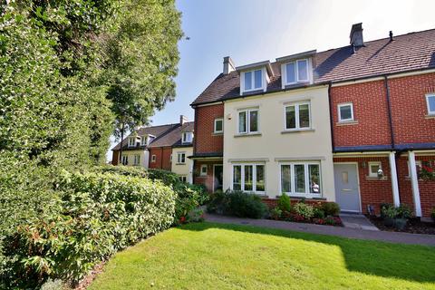 24 Baynton Road, Woking, GU22 8JT