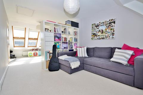 24 Baynton Road, Woking, GU22 8JT