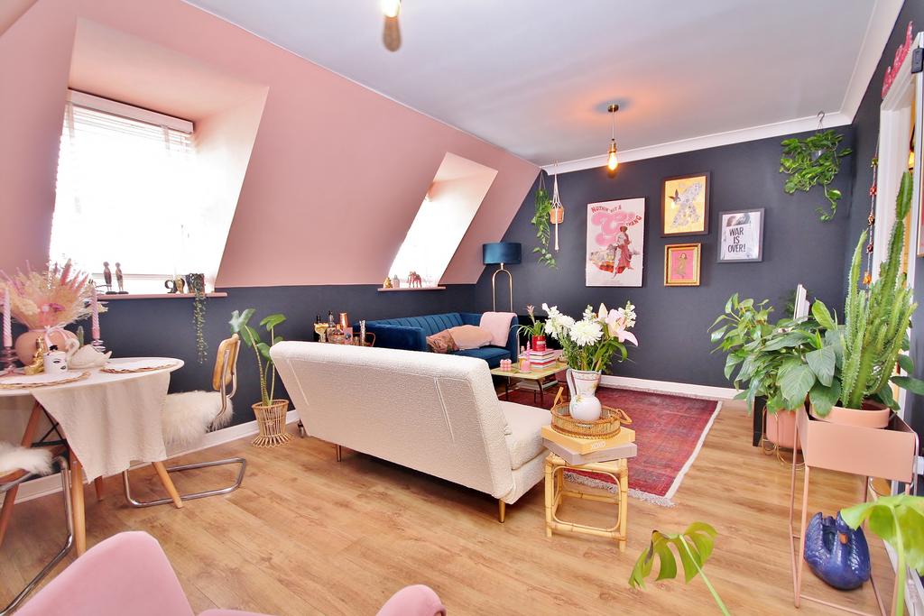 Hipley Street, Old Woking, Woking, Surrey, GU22 2 bed apartment £300,000