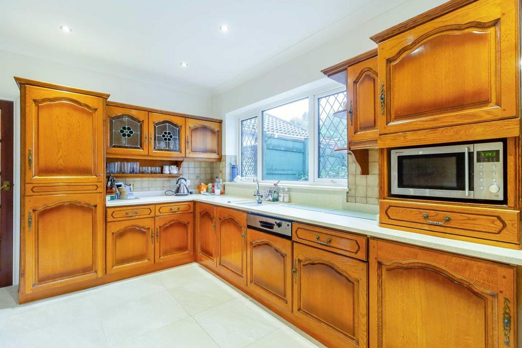 Lodge Road, Caerleon 3 bed detached house £450,000