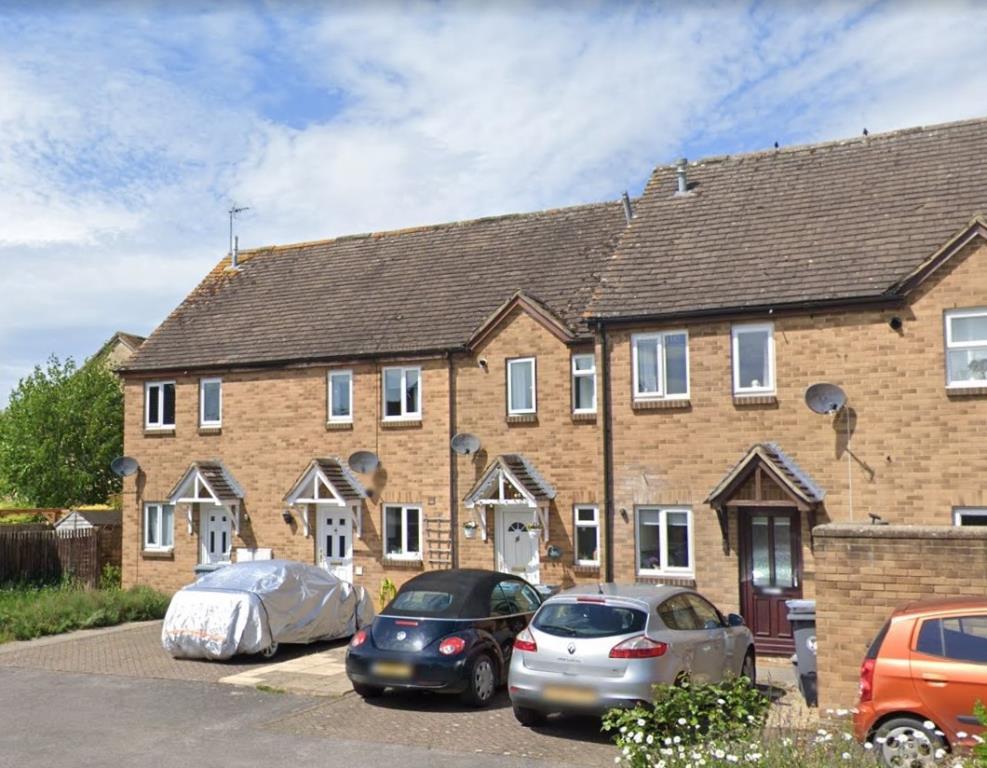 Manor Road Witney Ox28 2 Bed Terraced House £1 300 Pcm £300 Pw