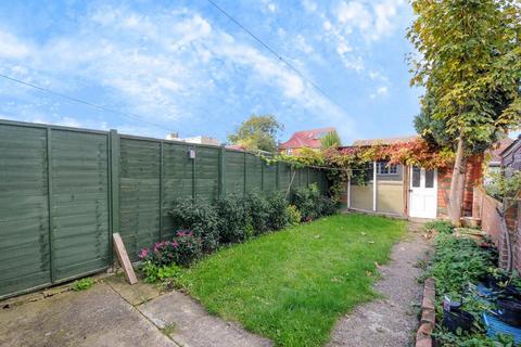 2 bedroom terraced house to rent, Alexander Road,  Aylesbury,  HP20