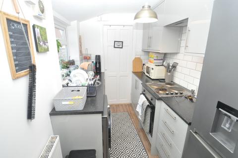 2 bedroom terraced house to rent, Regent Avenue, Harrogate, North Yorkshire, HG1 4BJ