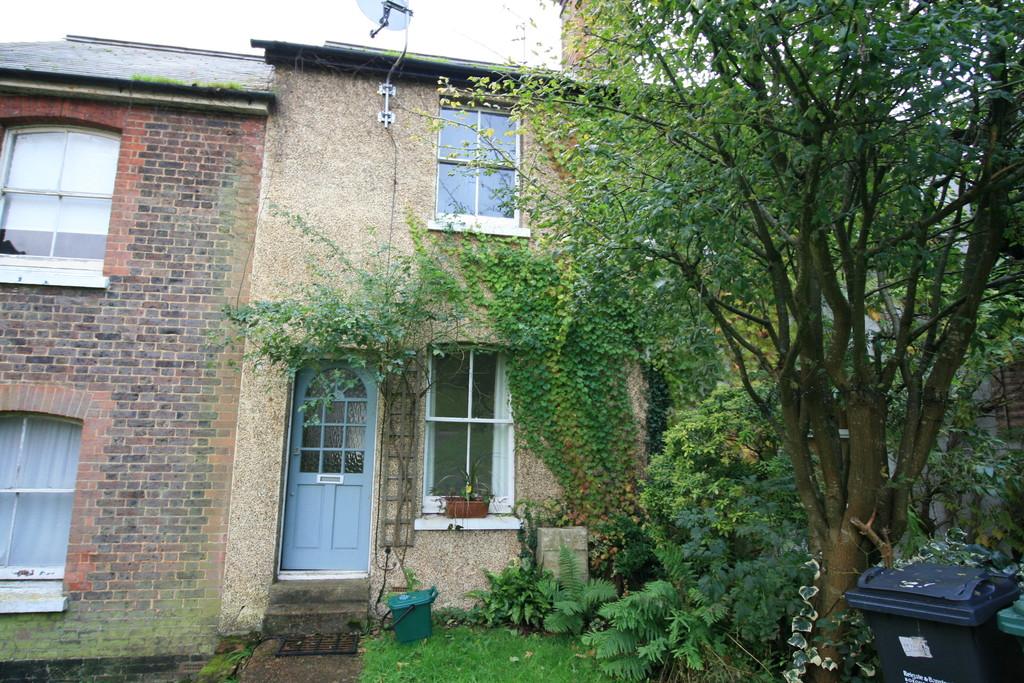 St Johns, Redhill 2 bed terraced house £1,300 pcm (£300 pw)
