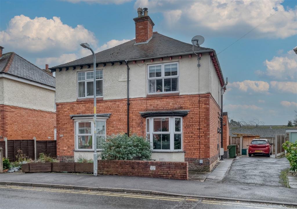 All Saints Road, Bromsgrove, B61 0AQ 2 bed semidetached house £250,000