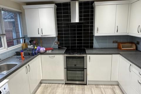 3 bedroom terraced house to rent, St. Clements Drive, Salford M5