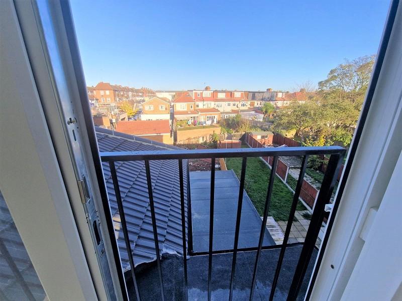 Baron Gardens, Barkingside IG6 1NX Studio £1,300 pcm (£300 pw)