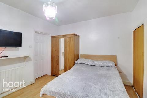 25 Middlesborough Road, London, N18 2AR