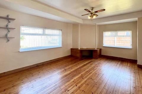 100 Warwick Road, Scunthorpe, DN16 1EU