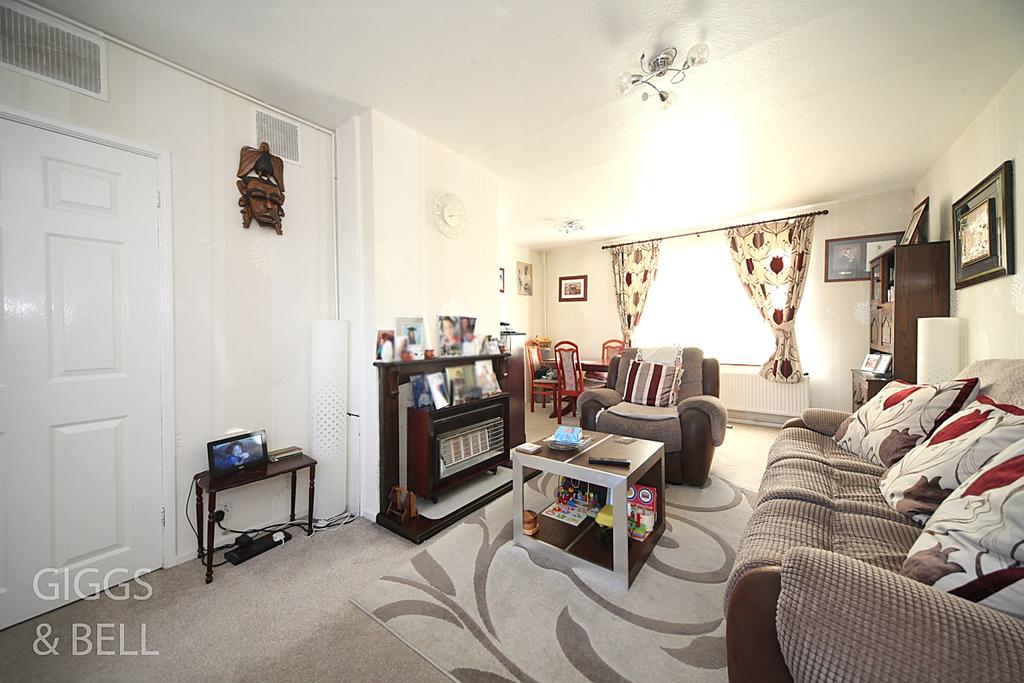 Brunel Road, Luton, Bedfordshire, LU4 3 bed semidetached house £300,000