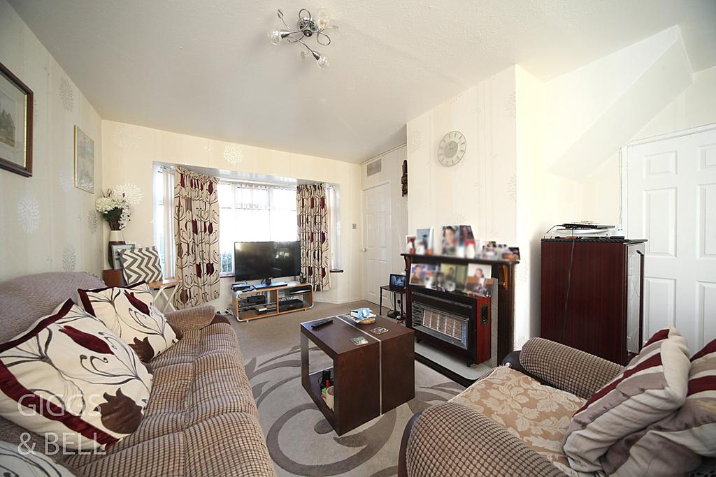 Brunel Road, Luton, Bedfordshire, LU4 3 bed semidetached house £300,000