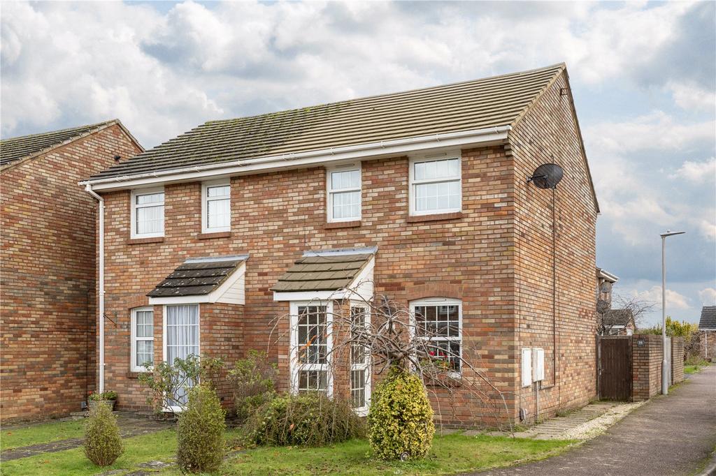 Grove Gardens, Tring, Hertfordshire, HP23 2 bed semidetached house for