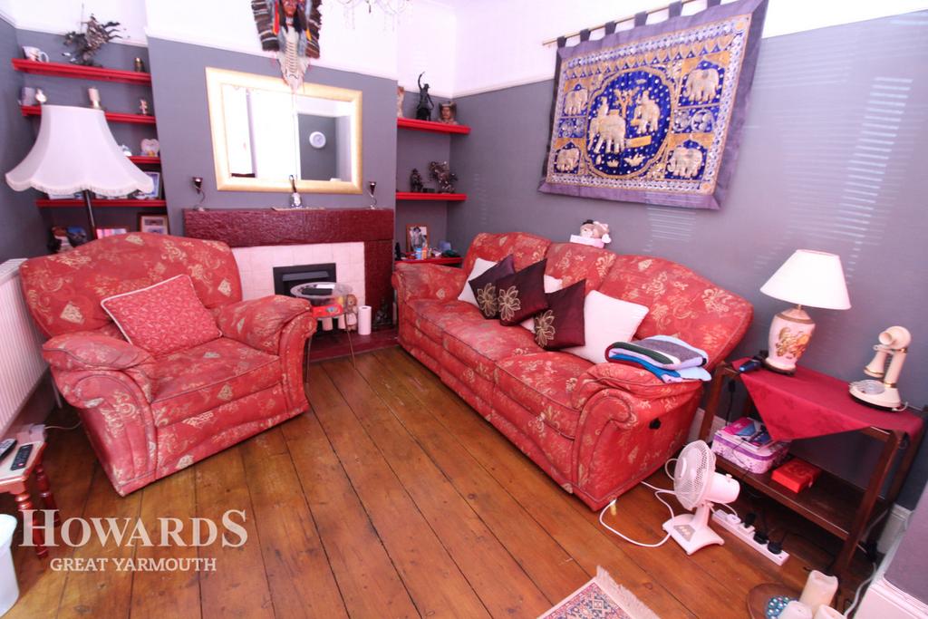 Apsley Road, Great Yarmouth 3 bed terraced house for sale £180,000