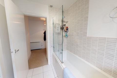 2 bedroom flat for sale - Brighton road, Lancing, BN15