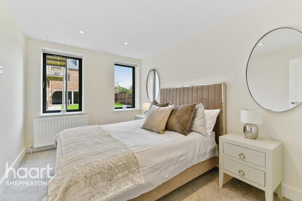 Station Road, SUNBURYONTHAMES TW16 6SB 2 bed apartment £405,000