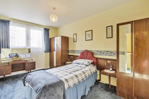 3 bedroom flat for sale - Searles Close, Battersea