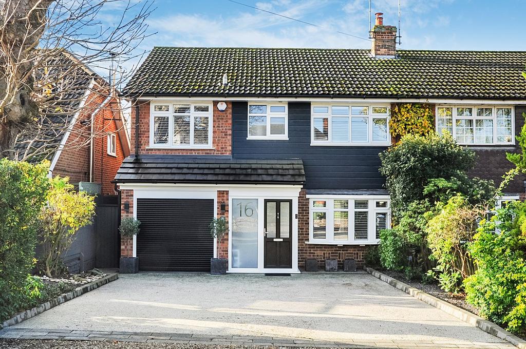Wakefield Avenue, Billericay, Essex, CM12 4 bed semidetached house £