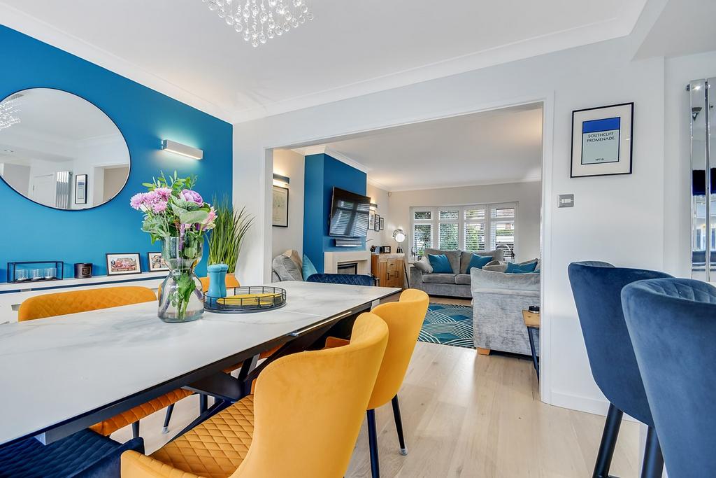 Wakefield Avenue, Billericay, Essex, CM12 4 bed semidetached house £