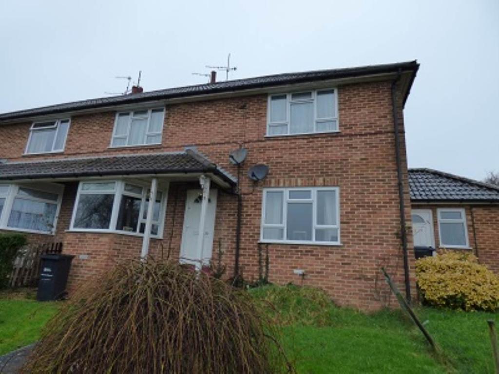 Uphills, Bruton, Somerset 2 bed flat to rent £895 pcm (£207 pw)