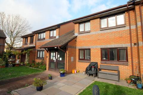2 bedroom retirement property for sale, Berryscroft Road, Staines-upon-Thames, TW18