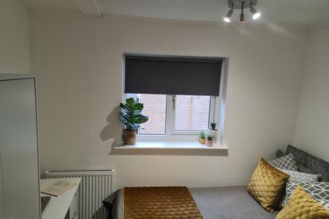 1 bedroom in a flat share to rent - Lawson Road