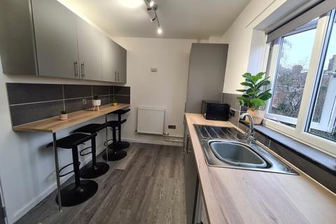 1 bedroom in a flat share to rent - Lawson Road