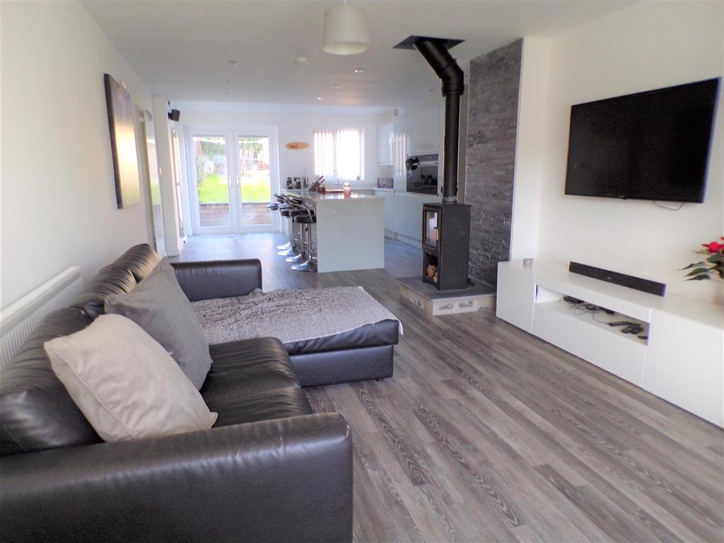 Kelvedon Way, Rugeley 3 bed semidetached house £259,995