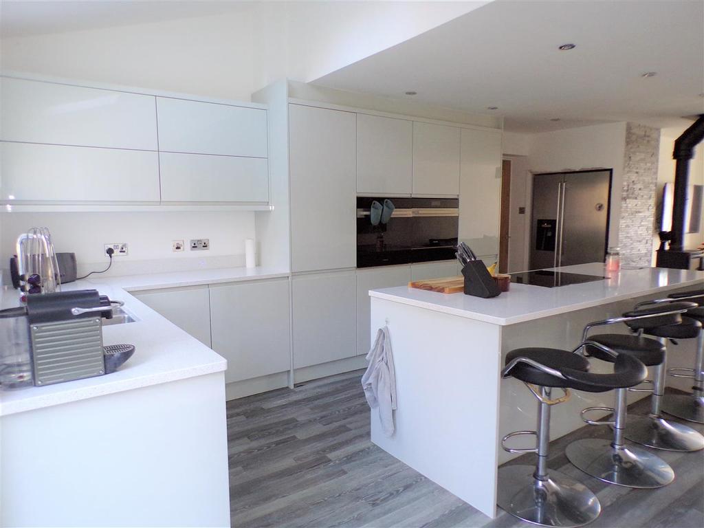 Kelvedon Way, Rugeley 3 bed semidetached house £259,995