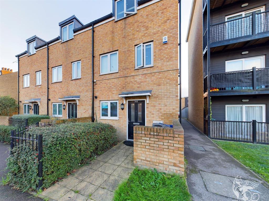 London Road, Grays 3 bed end of terrace house for sale £400,000