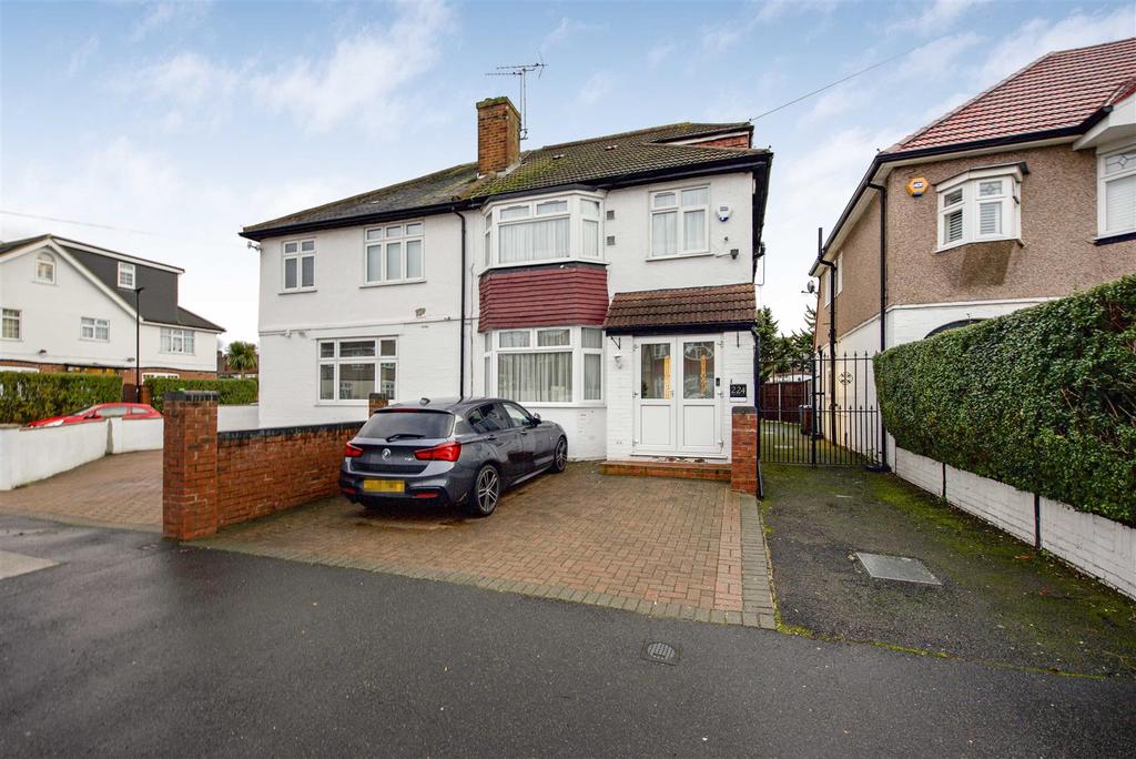 Ellerdine Road, Hounslow/Whitton Borders 4 bed semidetached house £