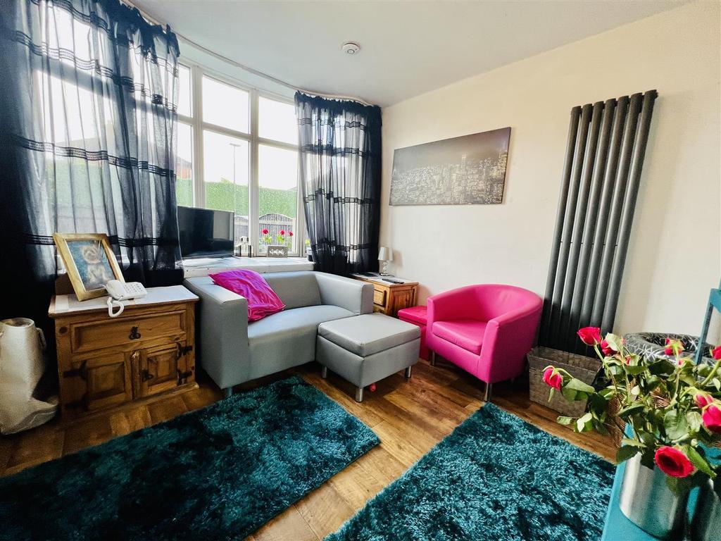Deansgate Lane, Timperley, Altrincham 3 bed semidetached house £385,000