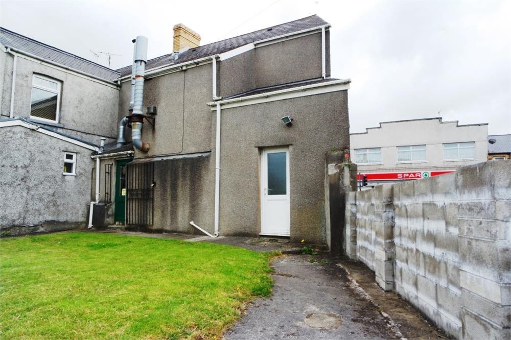 Commercial Street, Kenfig Hill, Bridgend 2 bed flat to rent £550 pcm